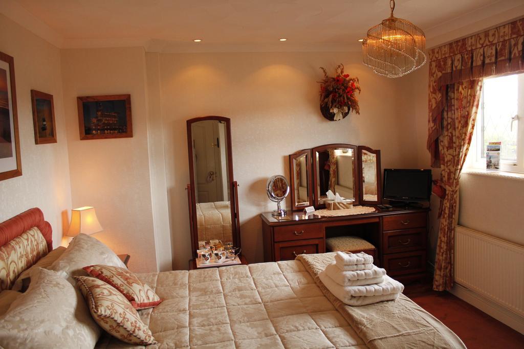 Pineview Guesthouse Poole Exteriör bild